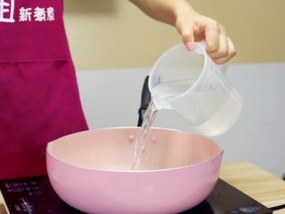 2、让汤汁更易吸收——黄豆炖排骨,锅中放入水~