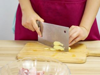 3、让汤汁更易吸收——黄豆炖排骨,姜切片