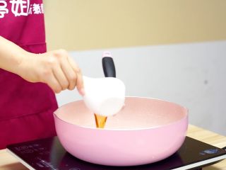 4、让汤汁更易吸收——黄豆炖排骨,锅中加入料酒