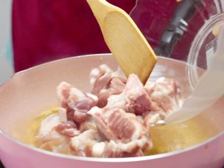 6、让汤汁更易吸收——黄豆炖排骨,倒入排骨煮三分钟，焯水