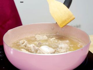 7、让汤汁更易吸收——黄豆炖排骨,撇掉浮沫
