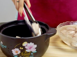 9、让汤汁更易吸收——黄豆炖排骨,将洗好的排骨加入砂锅