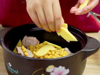 11、让汤汁更易吸收——黄豆炖排骨,放入姜片