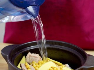 12、让汤汁更易吸收——黄豆炖排骨,加入纯净水，没过食材