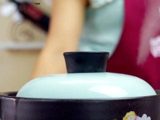 13、让汤汁更易吸收——黄豆炖排骨,盖上盖子大火煮15分钟