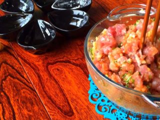 2、照烧小丸子,调制馅料：肉末 蛋清 生抽 蚝油 料酒 淀粉 盐 葱姜未 搅拌均匀