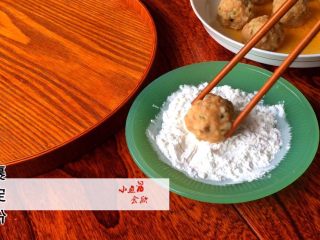 6、照烧小丸子,裹匀干淀粉