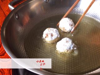 7、照烧小丸子,煎至金黄色