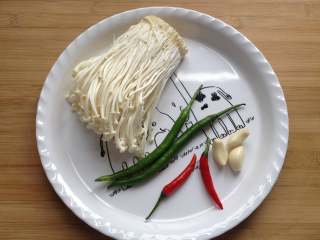 1、蒜香金针菇,备好所需食材