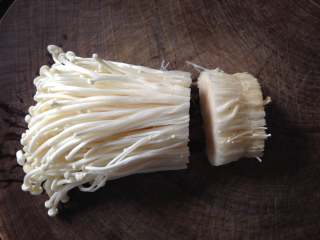 2、蒜香金针菇,金针菇洗净后挤干水分，再把根部切除不要