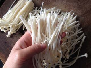 3、蒜香金针菇,把连在一起的金针菇分开