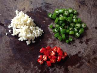 4、蒜香金针菇,大蒜切末，杭椒和小红椒切小段
