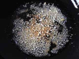 5、蒜香金针菇,锅中倒油，小火将蒜末炸至开始变黄