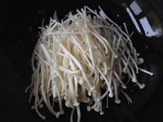 7、蒜香金针菇,放入金针菇