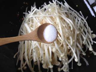 8、蒜香金针菇,调入盐，转大火炒至金针菇变软即可