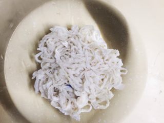 1、黑胡椒味台式脆皮肠（内附广式配方）,首先，把肠衣取出洗净，泡水半小时。