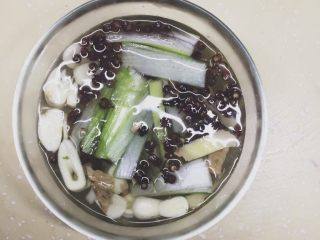 3、黑胡椒味台式脆皮肠（内附广式配方）,葱切段，蒜切片，姜切片，与花椒大料一起泡水半小时。（如果有姜粉蒜粉之类的就不用泡葱姜蒜水了）