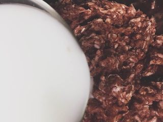 11、黑胡椒味台式脆皮肠（内附广式配方）,加水淀粉搅拌均匀，再一点点把剩下的水搅拌进去。搅拌的时候要一个方向，混合均匀后再用手抓起肉馅，往盆中摔打几下，这样肉更有弹性。