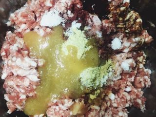 10、黑胡椒味台式脆皮肠（内附广式配方）,加粉类，一起搅拌均匀