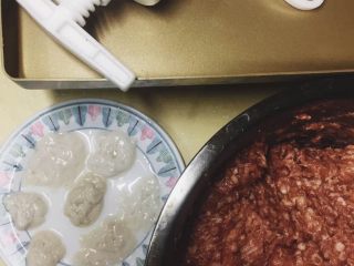 12、黑胡椒味台式脆皮肠（内附广式配方）,另备一个干净的盆（我用的是烤盘），把洗干净的肠衣分条整理好。