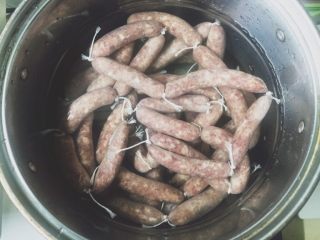 17、黑胡椒味台式脆皮肠（内附广式配方）,冷水入锅，水能没住所有的肠。中火开煮，煮至表面有白沫漂出，肠浮出水面即可。千万不要煮到水沸腾，这样肠衣会破。大概15到25分钟。煮好的肠，锅中多晃几下，除去浮沫，晾凉后即可，剪去棉线，放入冰箱冷冻保存。