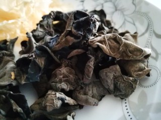 1、炝洋葱拌双耳,黑木耳泡发