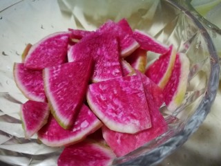 4、炝洋葱拌双耳,心里美萝卜切片