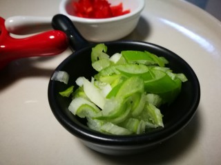 8、炝洋葱拌双耳,切葱花