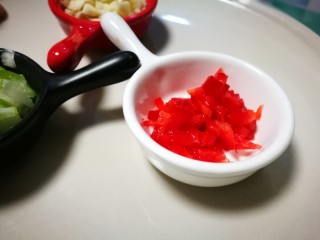 10、炝洋葱拌双耳,红椒切碎