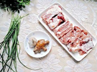 1、砂锅蒜香烧排骨,准备好葱，姜蒜和排骨