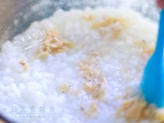 4、番茄丝瓜蛋黄虾皮粥,虾皮放入锅中搅匀。