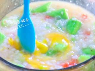 6、番茄丝瓜蛋黄虾皮粥,蛋黄搅匀后倒入锅中搅拌几圈，再煮2分钟出锅。