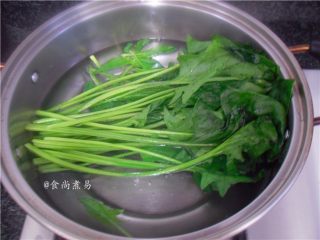 5、菠菜鸡肉饼,菠菜洗净,用开水煮熟