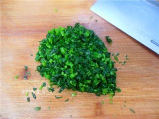 6、菠菜鸡肉饼,然后浸片刻冷水、冷却后捞出挤干水分,切碎