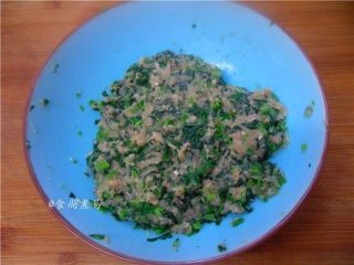 7、菠菜鸡肉饼,加进肉末里、用手抓匀,腌制片刻
