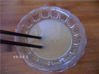 8、菠菜鸡肉饼,碗内倒入蚝油、少许鸡粉、一汤匙淀粉,加水拌匀成水淀粉,放一旁待用