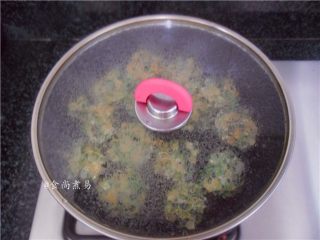 10、菠菜鸡肉饼,为确保肉饼熟透,遮上盖子焗2分钟左右