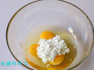 2、水果班戟,鸡蛋加入糖粉搅拌均匀。