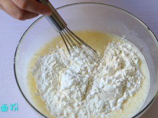 4、水果班戟,加入面粉拌匀。