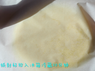 9、水果班戟,所有的饼皮都煎好后，用油纸包好，放入冰箱冷藏30分钟。