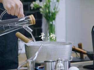 3、台式卤肉饭,取另一个锅，倒水，放肉，放花椒、米酒炖煮