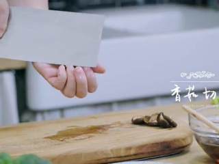 4、台式卤肉饭,将香菇切丁、姜切片，放入锅子