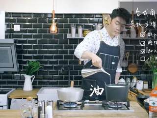 5、台式卤肉饭,将米稍微翻炒，放油盐，关小火，翻米盖盖子