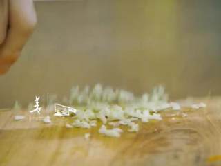 7、台式卤肉饭,切葱姜蒜、洋葱，放盘里