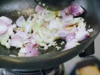 8、台式卤肉饭,热锅放油，放入葱姜蒜、洋葱