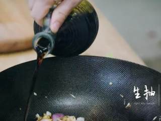 9、台式卤肉饭,放入生抽、香叶，加水和米酒