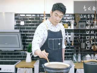 10、台式卤肉饭,全部放入砂锅，放肉