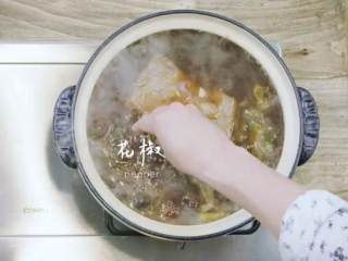 11、台式卤肉饭,加米酒，花椒、腐乳、豆干，加盖开大火