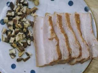 12、台式卤肉饭,香菇切丁，夹出肉切片