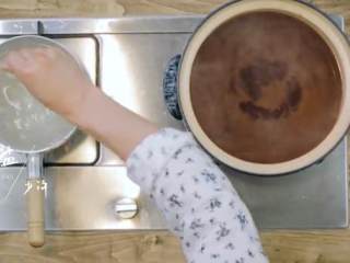 14、台式卤肉饭,倒水、放油和盐